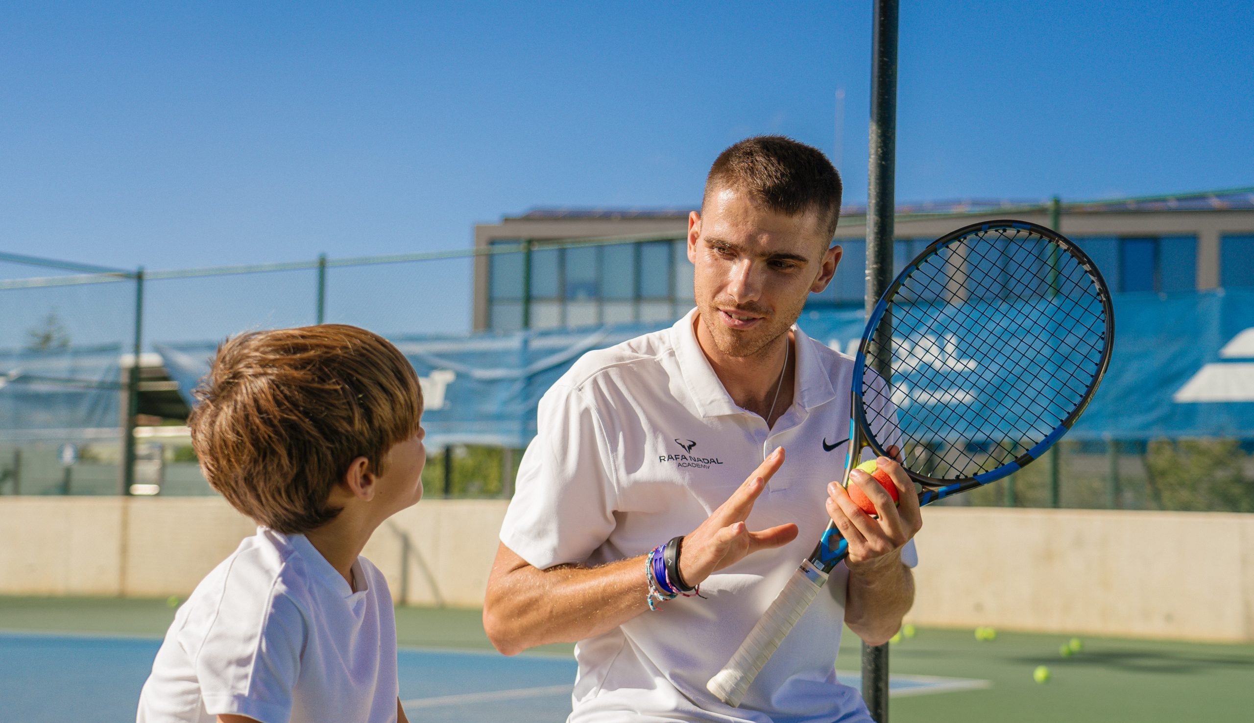 Joven atleta durante un entrenamiento de tenis