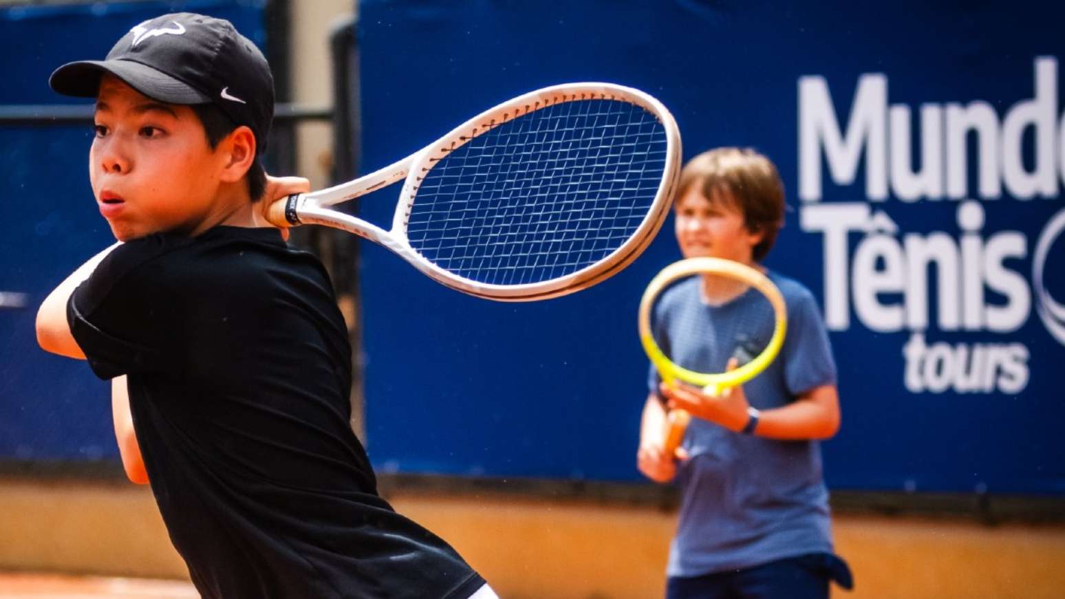 Atleta juvenil treinando em camp da Rafa Nadal Academy no Brasil