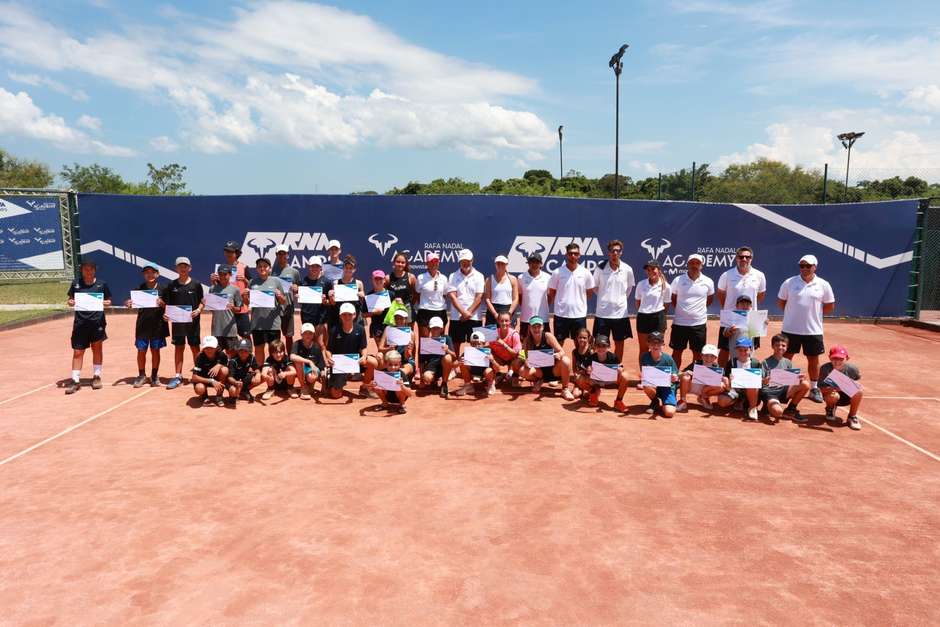 Grupo de atletas em camp da Rafa Nadal Academy
