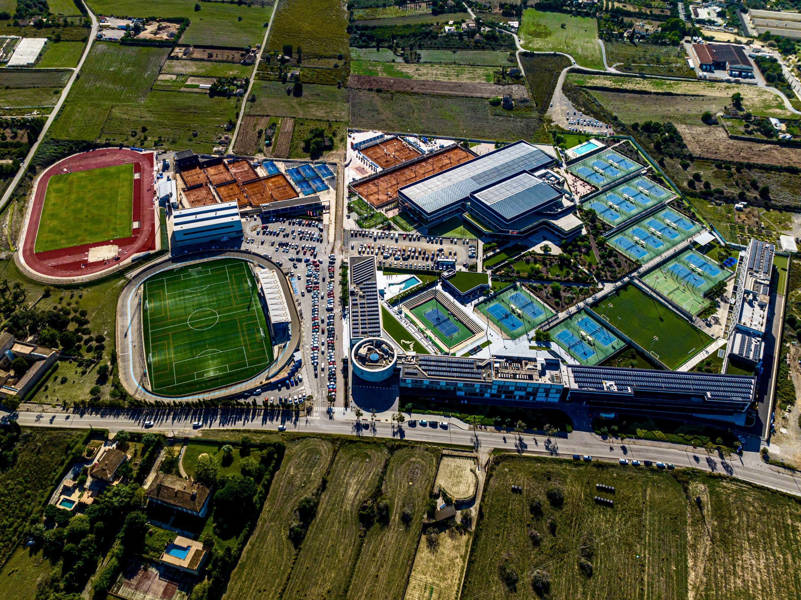 Vista geral da infraestrutura esportiva da Rafa Nadal Academy