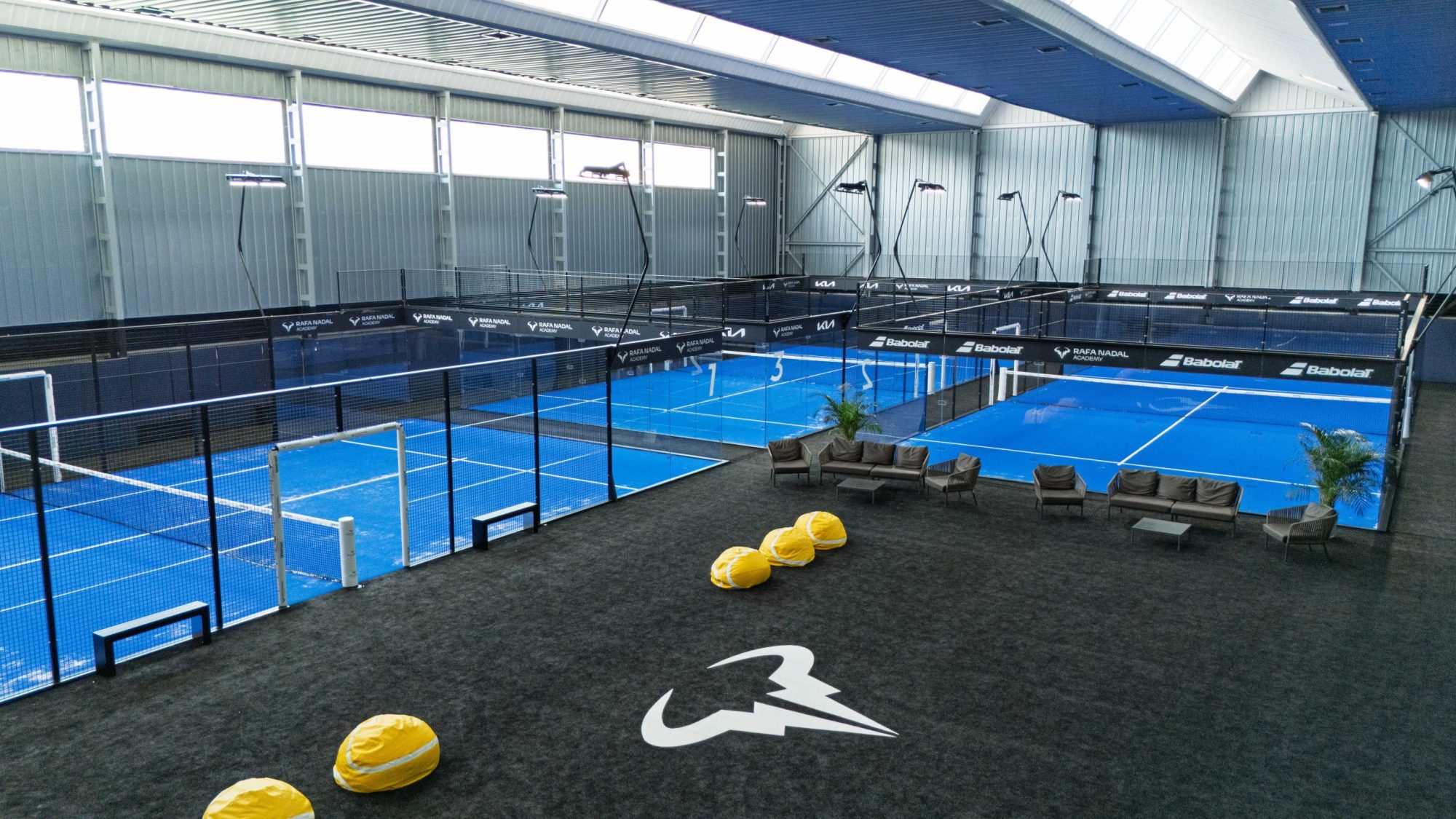 Quadras cobertas de pádel da Rafa Nadal Academy