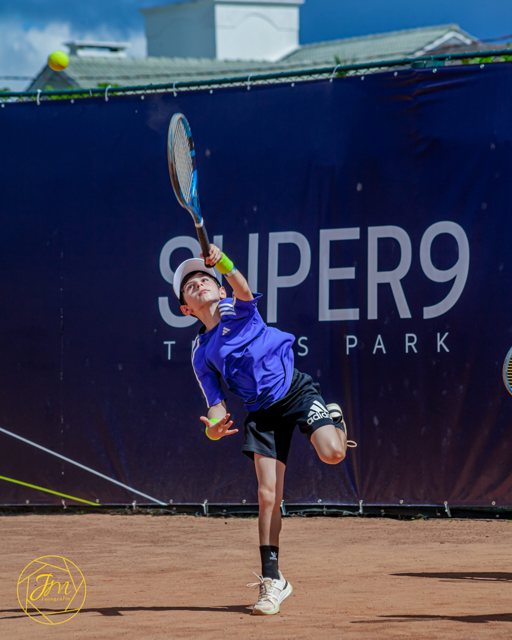Jovem atleta em treinamento de alta performance na Rafa Nadal Academy