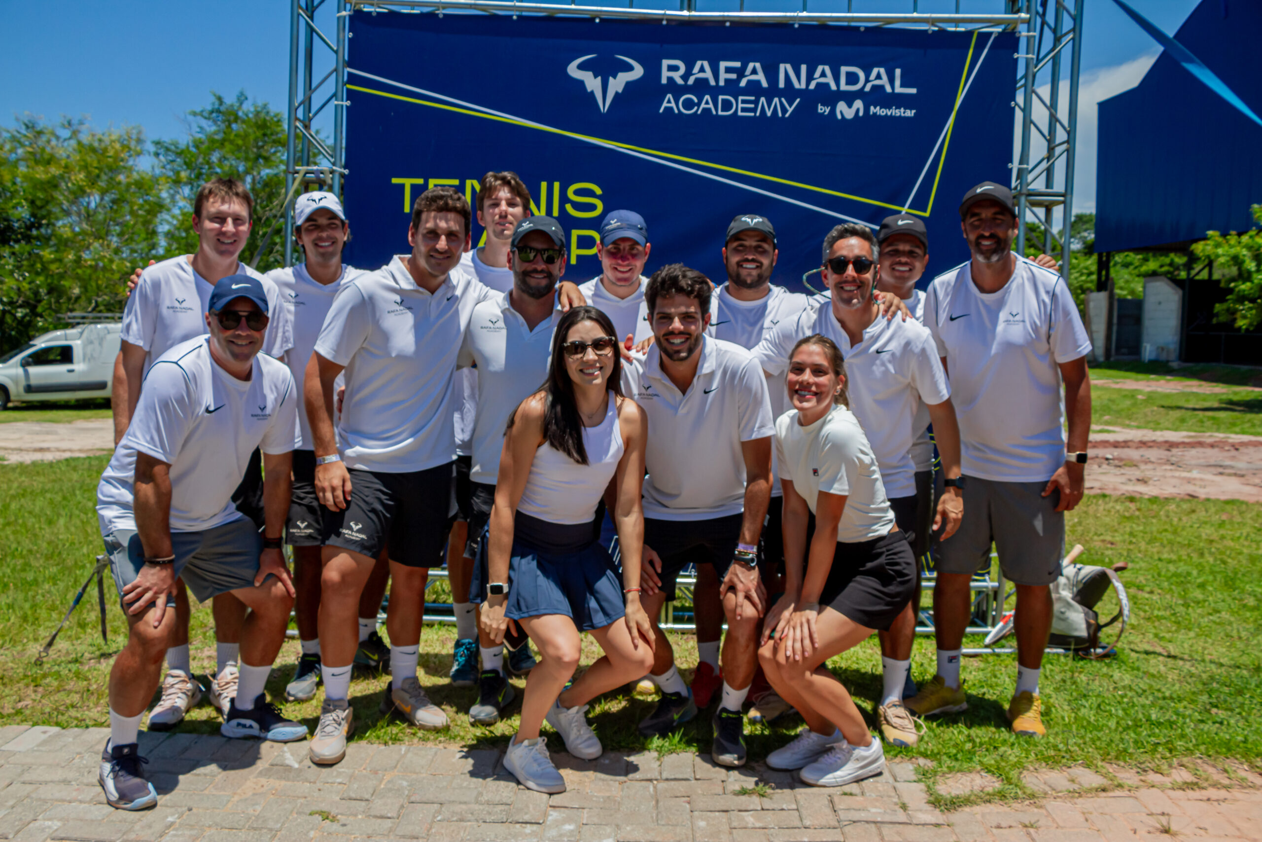 Participantes adultos em um Adult Camp na Rafa Nadal Academy