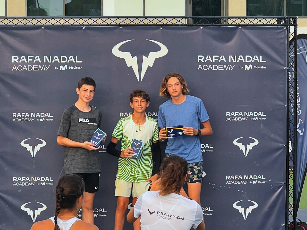 Jovens atletas em uma cerimônia na Rafa Nadal Academy em Maiorca