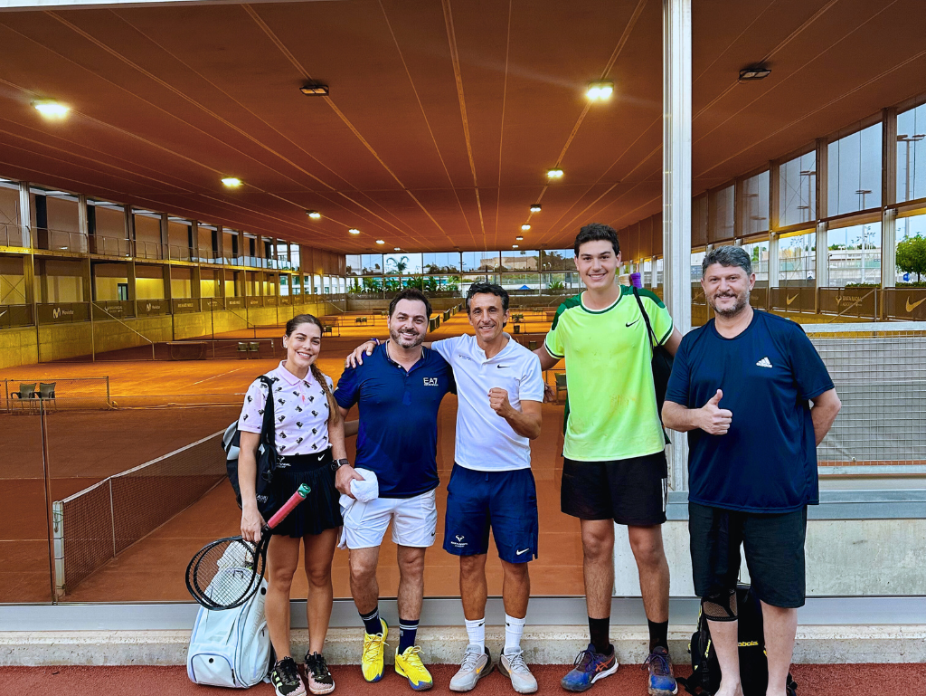Pessoas reunidas em uma quadra da Rafa Nadal Academy em Maiorca