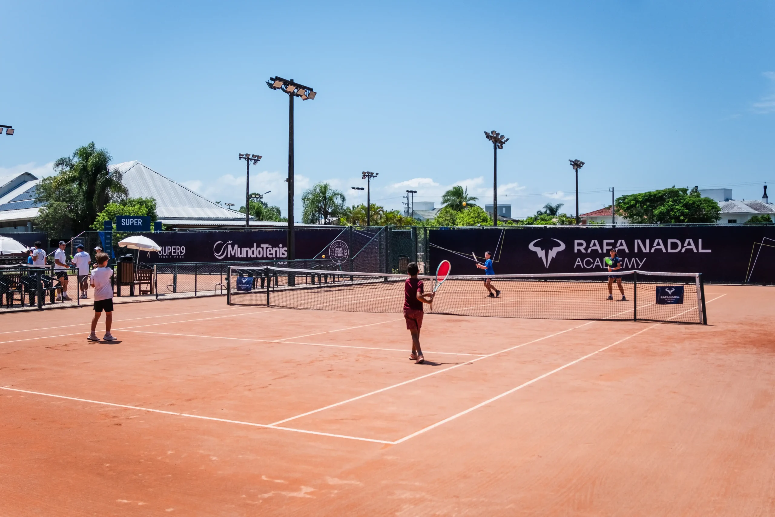 Participantes de um camp Rafa Nadal Academy no Brasil