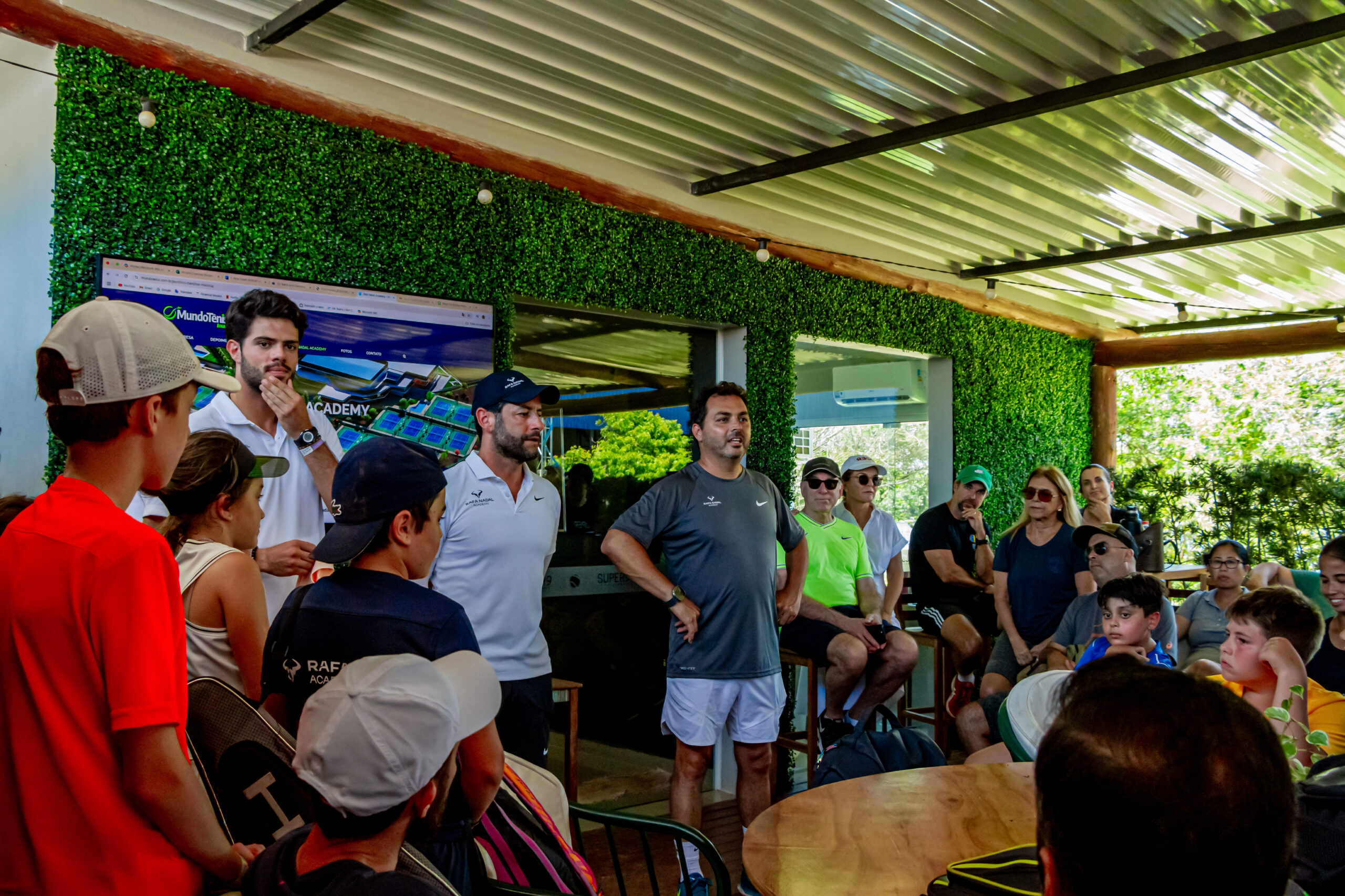 Participantes e familiares em uma experiência na Rafa Nadal Academy